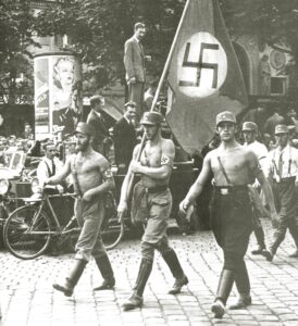 Nazis austriacos desfilan a pecho descubierto en protesta por la prohibición de la camisa parda, 1930