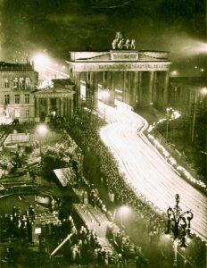 Procesión nocturna de antorchas en la Puerta de Brandenburgo, 1936