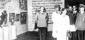 Hitler y Goebbels visitan la Exposición de Arte Degenerado, 1937