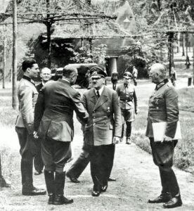 Stauffenberg, (a la izquierda) en la Guarida del Lobo