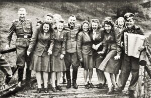 Guardianes de Auschwitz en una fiesta