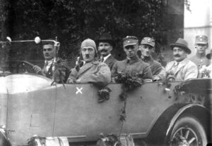 Hitler en hábito de piloto automovilístico