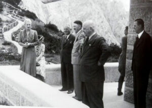 Hitler y sus invitados en el Nido del Águila