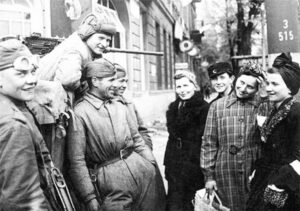 Berlinesas confraternizando con soldados rusos, 1945