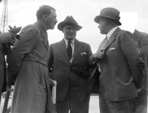 Hitler, Goering, Rohm y un misterioso personaje detrás de Rohm, cuya cabeza ha sido censurada. Aeropuerto de Tempelfof, 1932