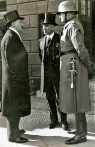Hitler, von Papen y Blomberg en amena charla