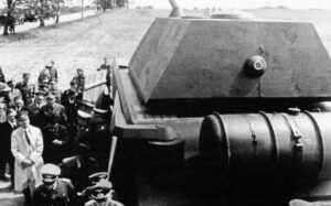 Hitler contempla la maqueta del supertanque Maus, 14-V-1943
