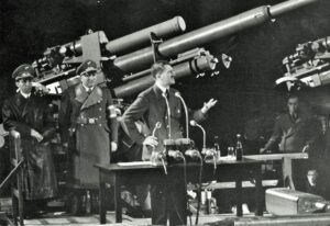 Hitler pronuncia un discurso en la fábrica Krupp, 12-X-1940