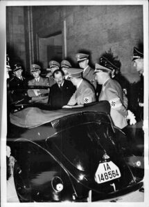 Porsche presenta el convertible beetle a Hitler por su cumple, 20-IV,1939