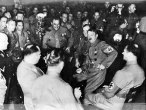 Hitler y los viejos camaradas en la cervecería de Múnich, 8-VIII, 1938