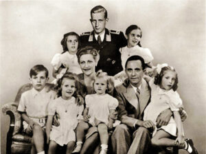 La familia Goebbels al completo. El aviador es el hijo que Magda tuvo en su anterior matrimonio