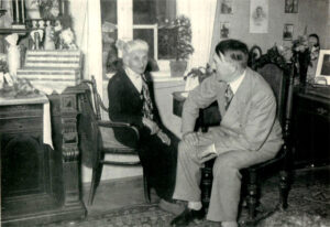 Hitler visita a su madrina de guerra Hermine Hoffmann, 1938