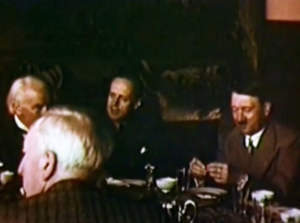 Hitler exhibe su torpeza en la mesa pelando una gamba