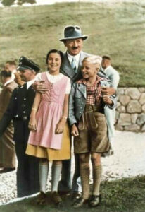¡Esa mano, mein Führer, que es mocita!