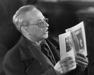 Hoffmann muestra uno de los libros de fotografías sobre Hitler