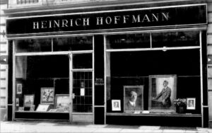 Hitler en el escaparate de la tienda de Hoffman en Munich