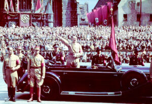 Hitler preside un desfile