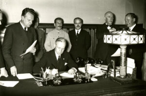 Ribbentrop firma el pacto, 1939
