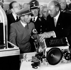 Goebbels impulsa la propaganda radiofónica, 1939