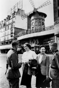 Soldados alemanes socializan en el Moulin Rouge en junio de 1940