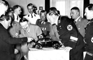 Porche muestra a Hitler la maqueta del Volskwagen